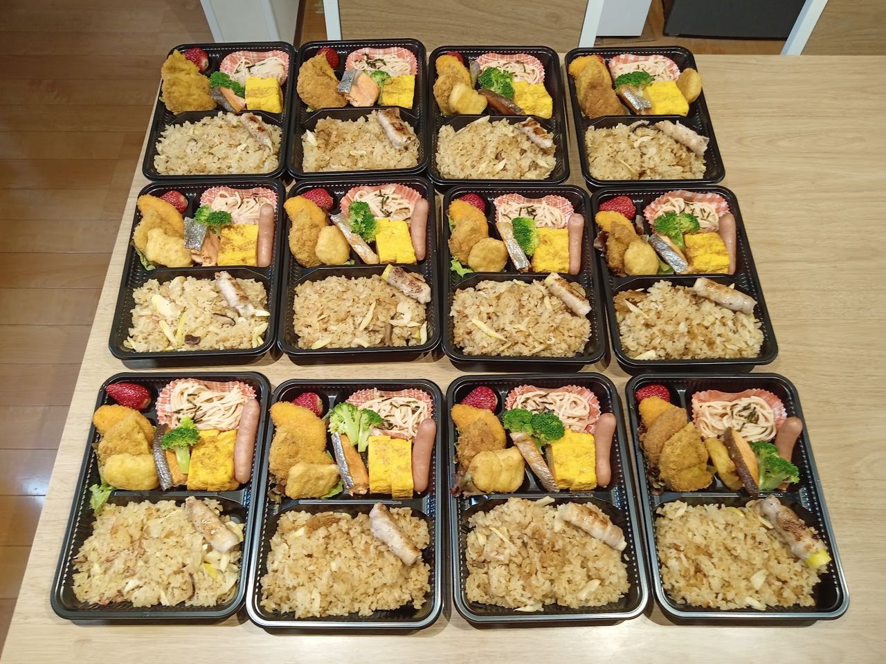料理を詰めた四角い弁当が並ぶ