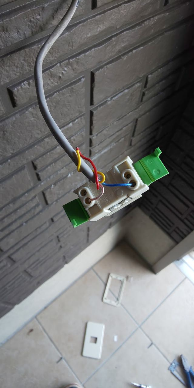 取り付け作業中の電気配線